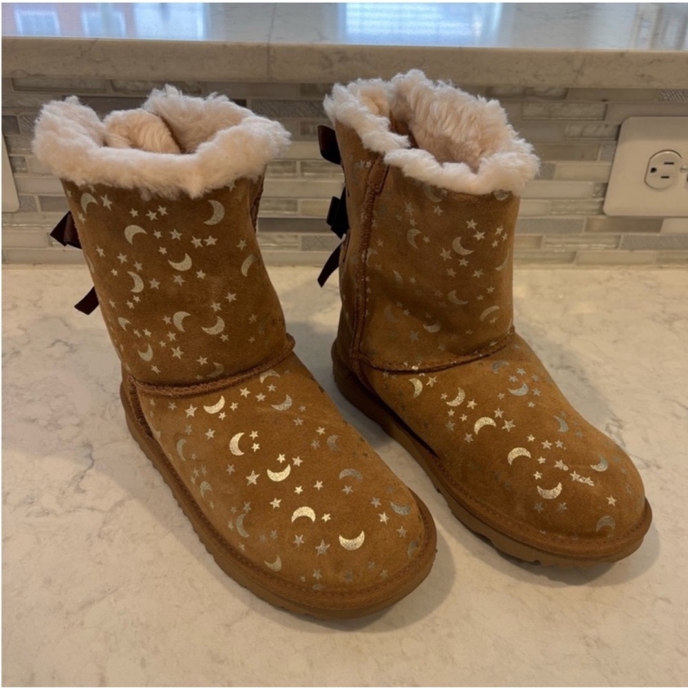 NEW Women’s Ugg boots size 5